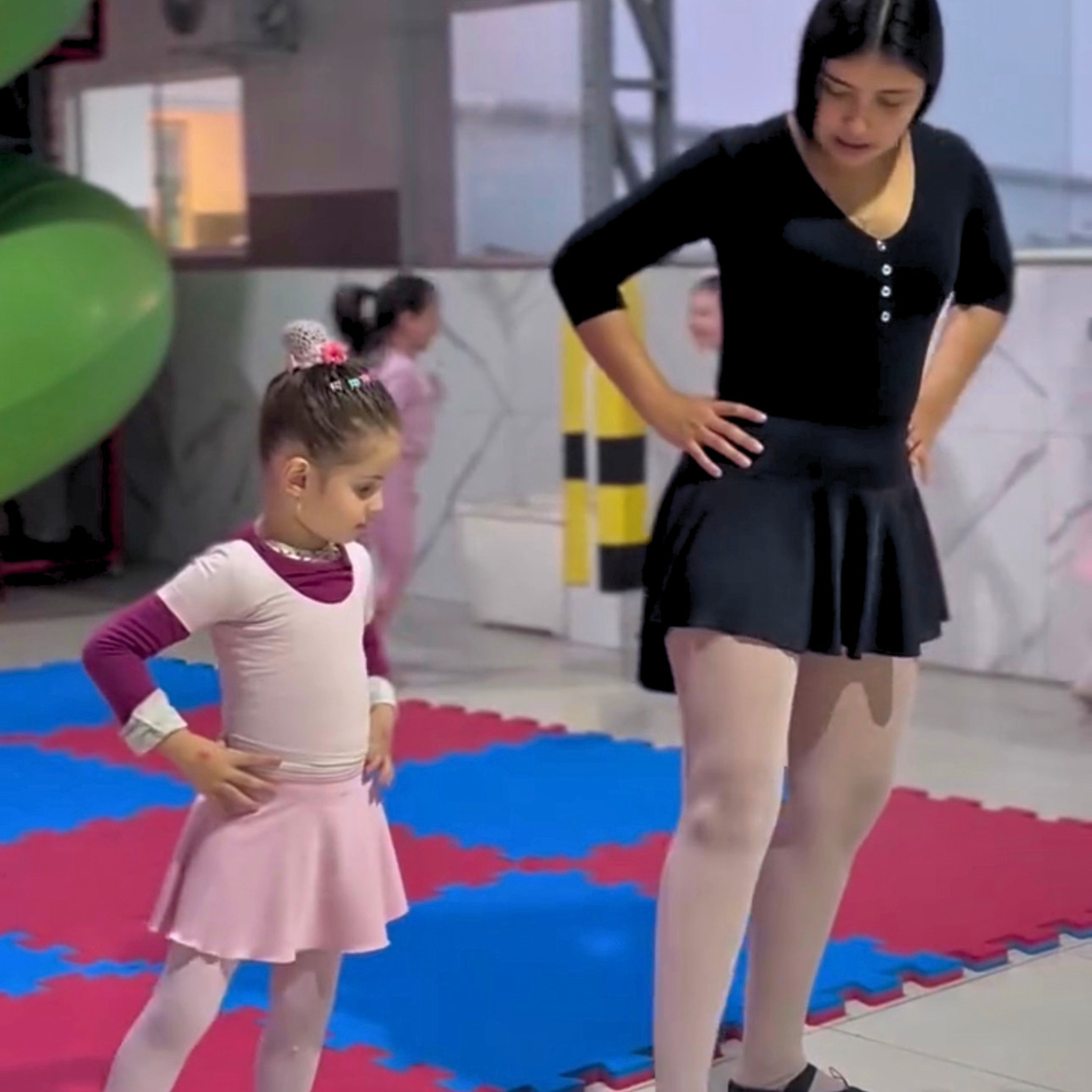 Aluna durante aula de balé