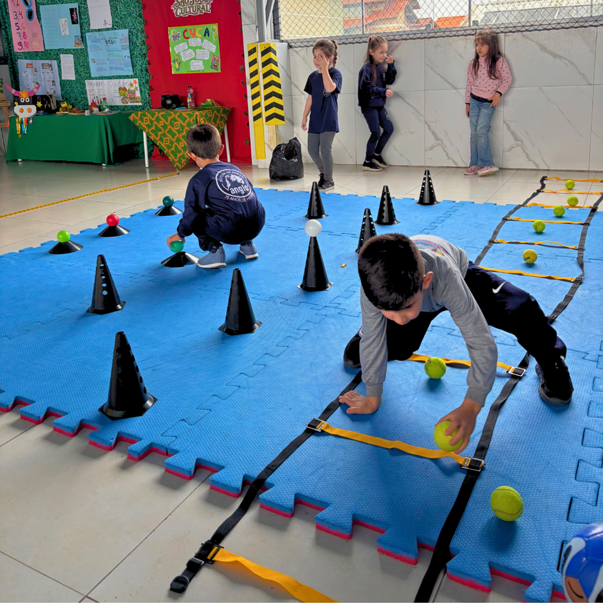 Alunos participando de atividade de Educação Física
