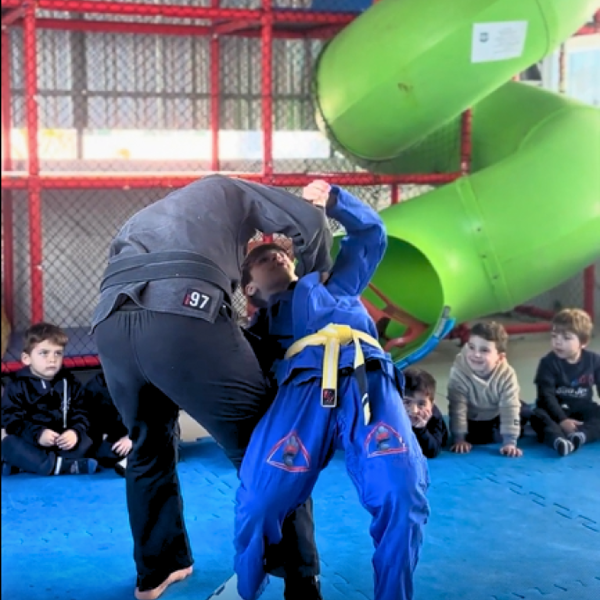 Aluno durante atividade de Jiu-jitsu