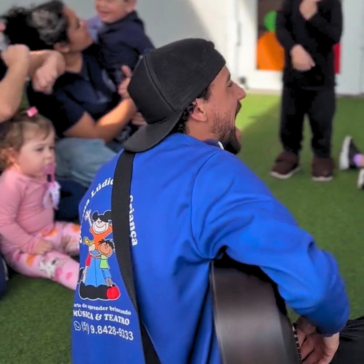 Professor conduzindo atividade musical com os alunos